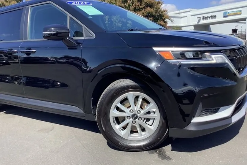 2022 Kia Carnival LX photo 1