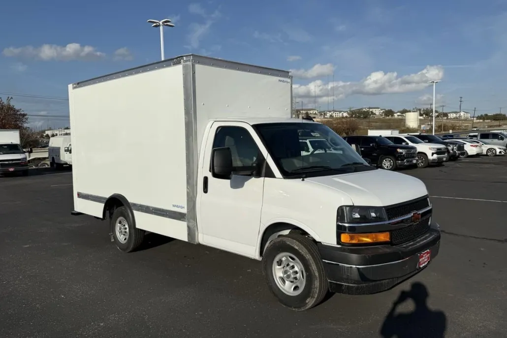 2024 Chevrolet Express Cutaway 3500 photo 1