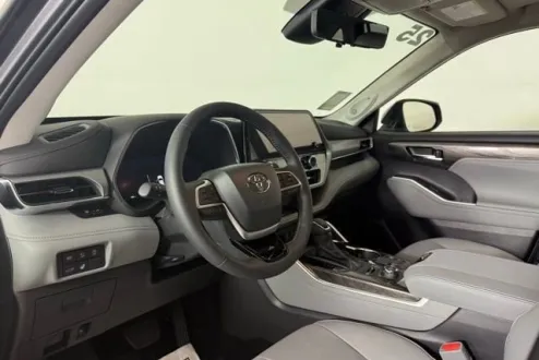 2025 Toyota Highlander Platinum photo 3