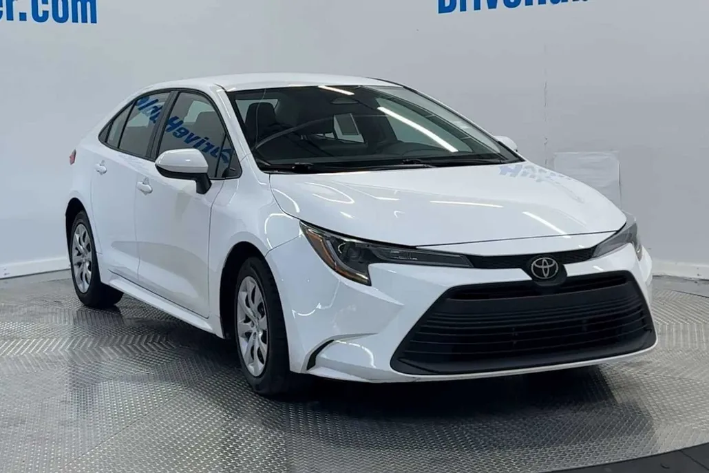 2023 Toyota Corolla LE photo 1