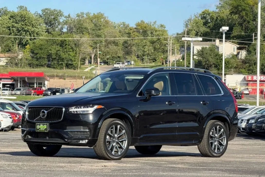 2016 Volvo XC90 T6 Momentum photo 1