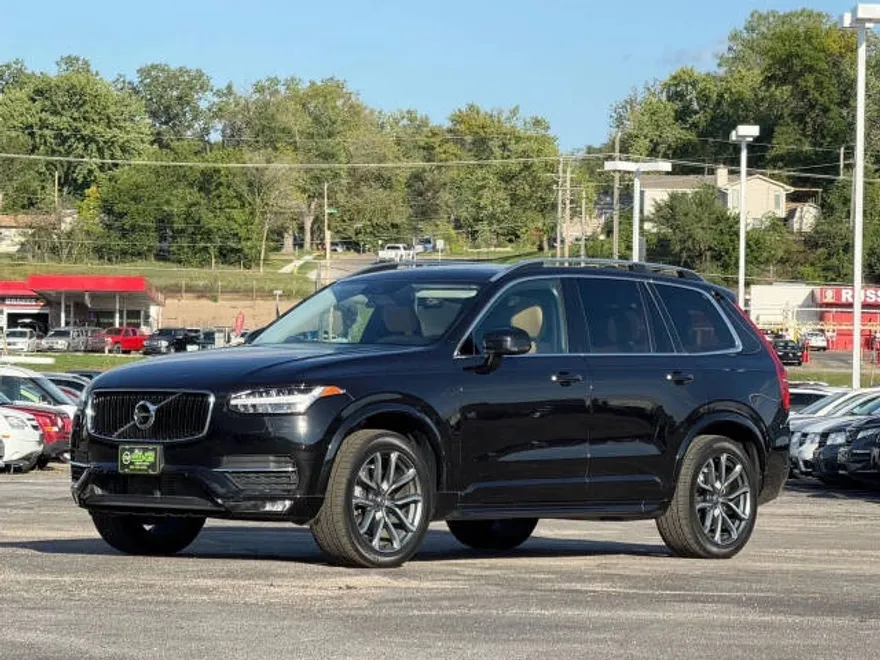 2016 Volvo XC90 T6 Momentum photo 1