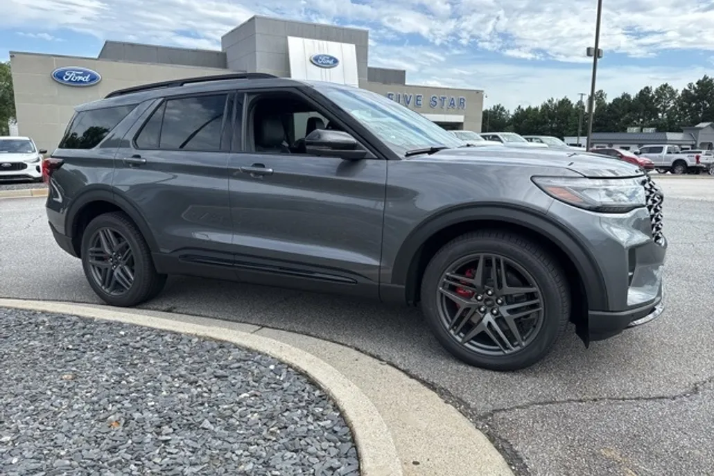 2025 Ford Explorer ST photo 1