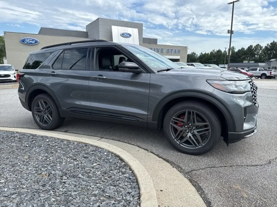 2025 Ford Explorer ST photo 1