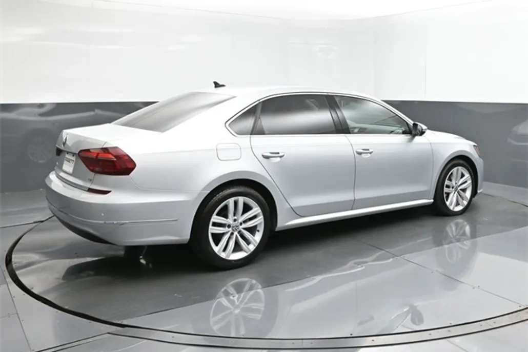 2018 Volkswagen Passat 2.0T SE photo 1