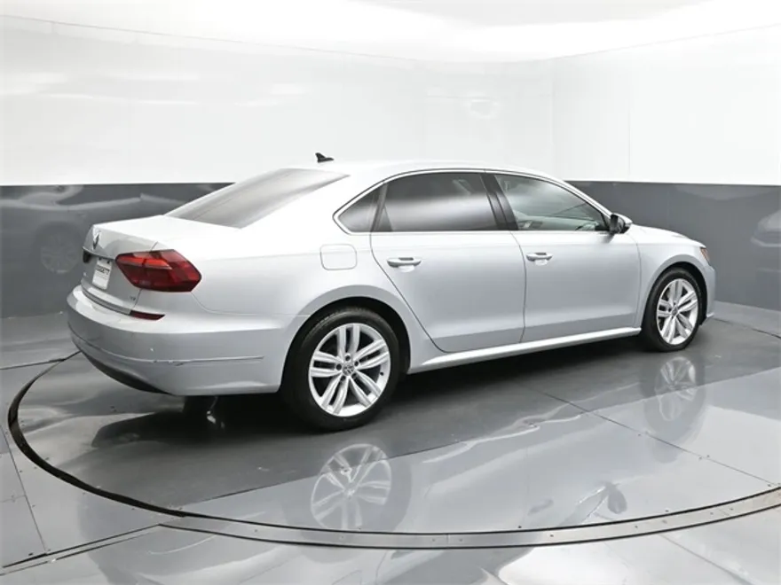 2018 Volkswagen Passat 2.0T SE photo 1