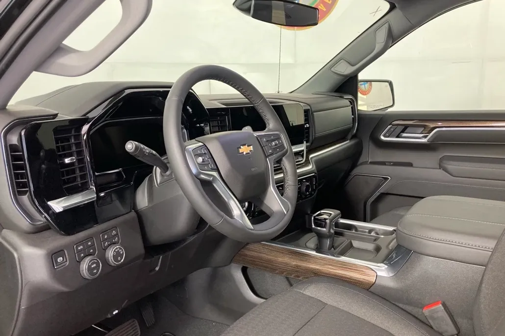 2026 Chevrolet Silverado 1500 LT photo 1