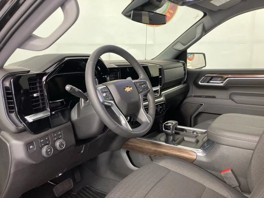 2026 Chevrolet Silverado 1500 LT photo 1