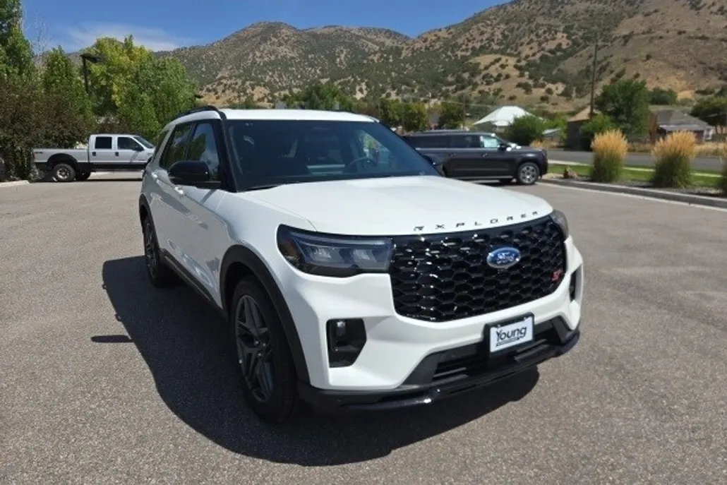 2025 Ford Explorer ST photo 1