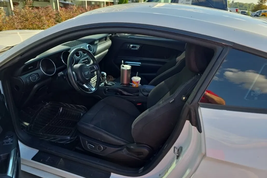 2016 Ford Mustang V6 photo 1