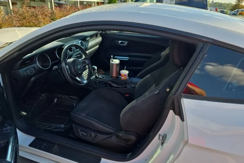 2016 Ford Mustang V6 photo 1