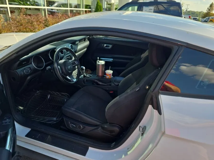 2016 Ford Mustang V6 photo 1