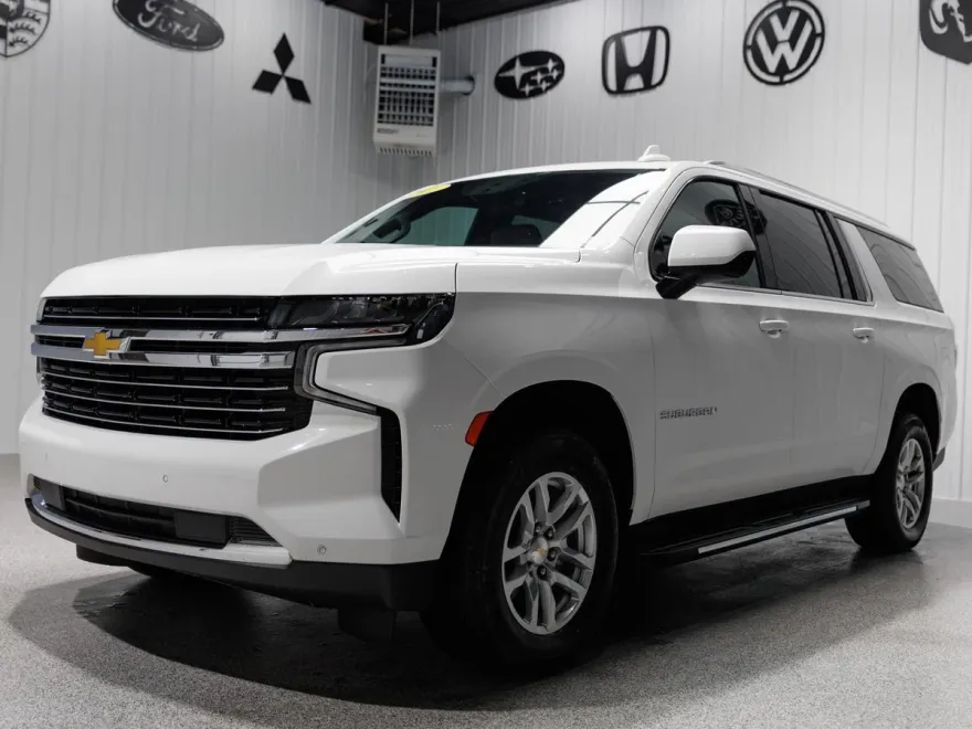 2023 Chevrolet Suburban LT photo 2