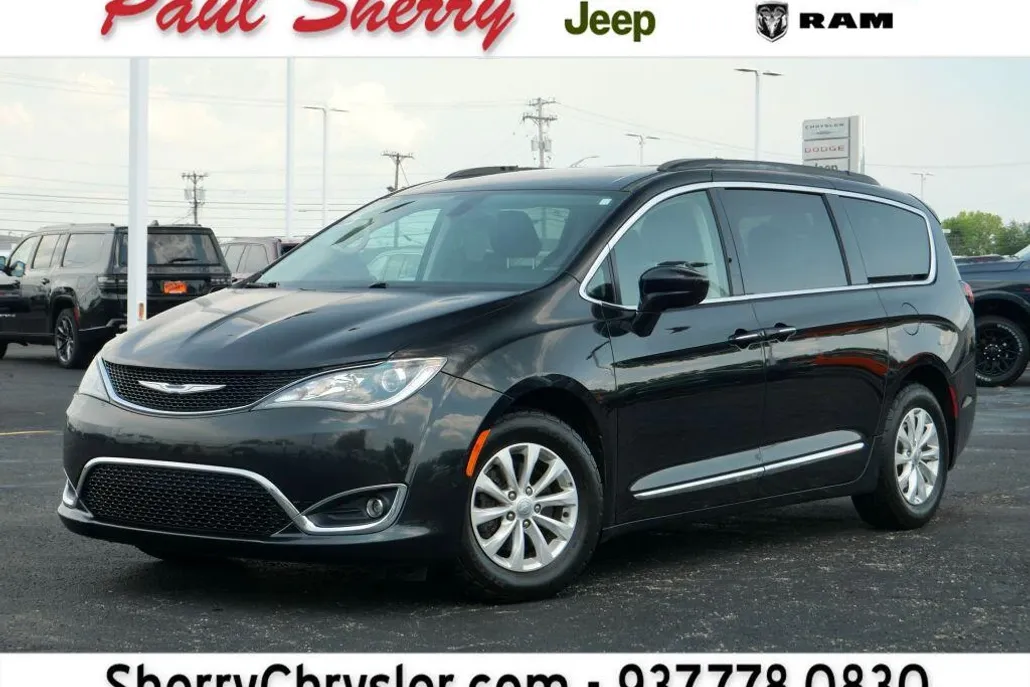 2017 Chrysler Pacifica Touring L photo 1