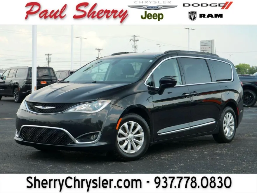 2017 Chrysler Pacifica Touring L photo 1
