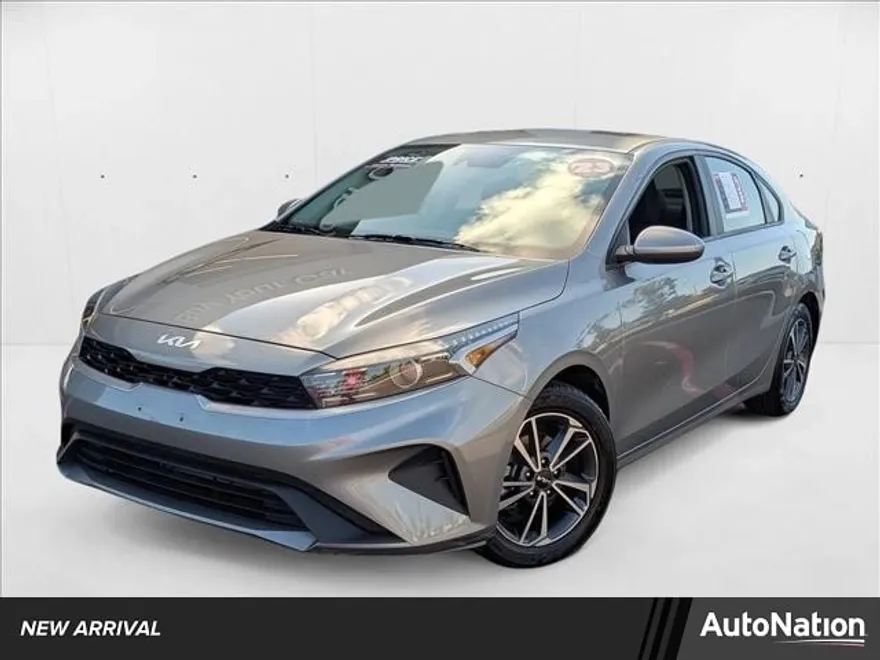 2023 Kia Forte LXS photo 1