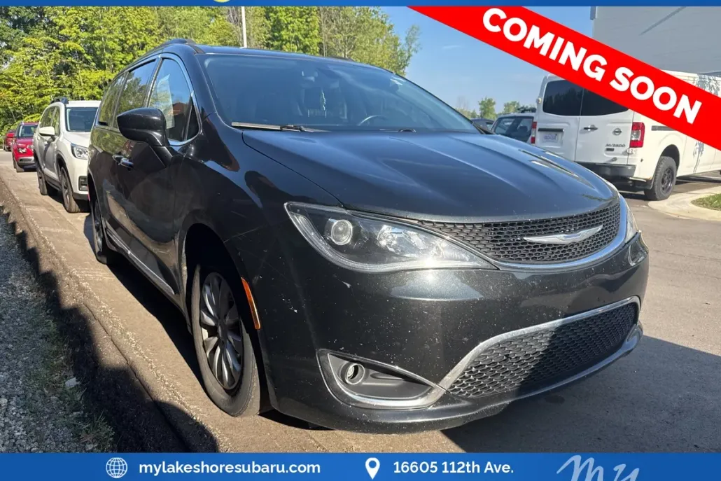 2017 Chrysler Pacifica Touring L photo 1