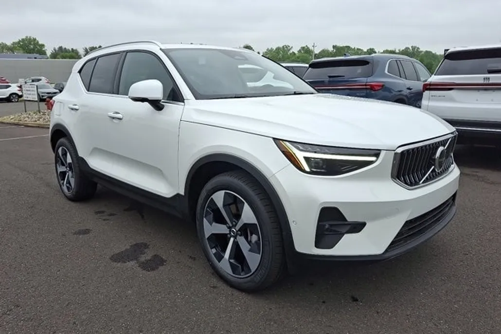2025 Volvo XC40 Plus photo 1