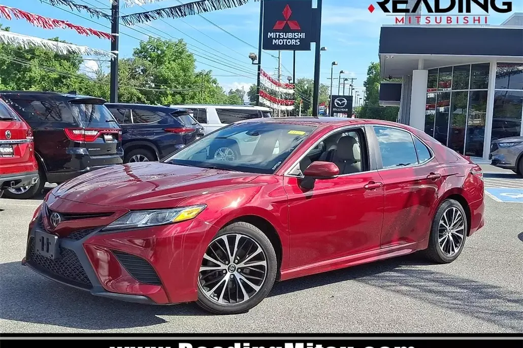 2018 Toyota Camry SE photo 1