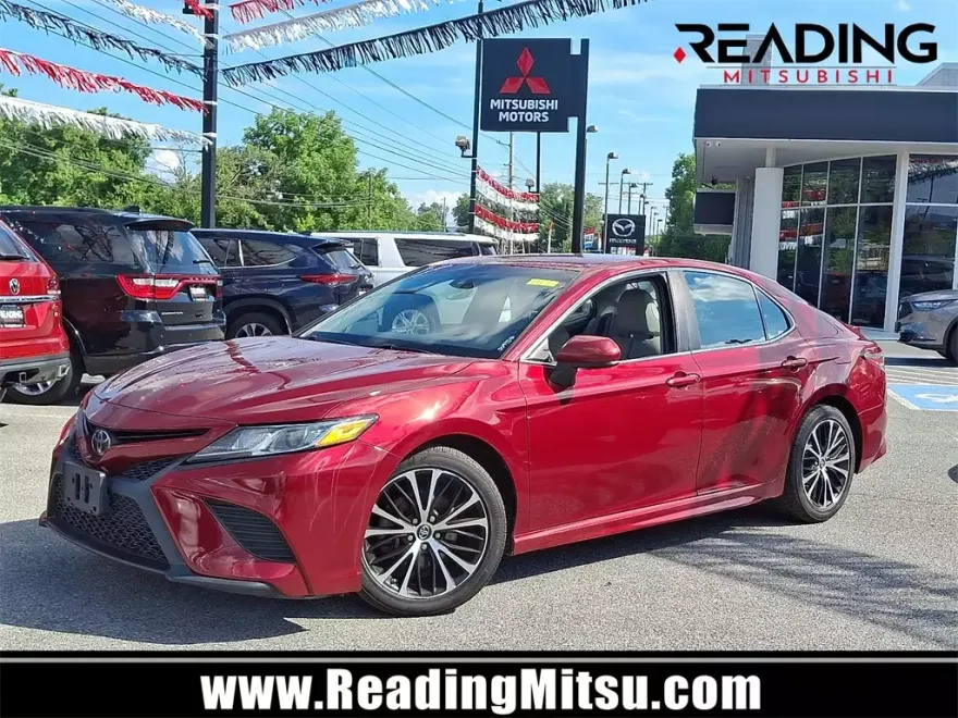 2018 Toyota Camry SE photo 1