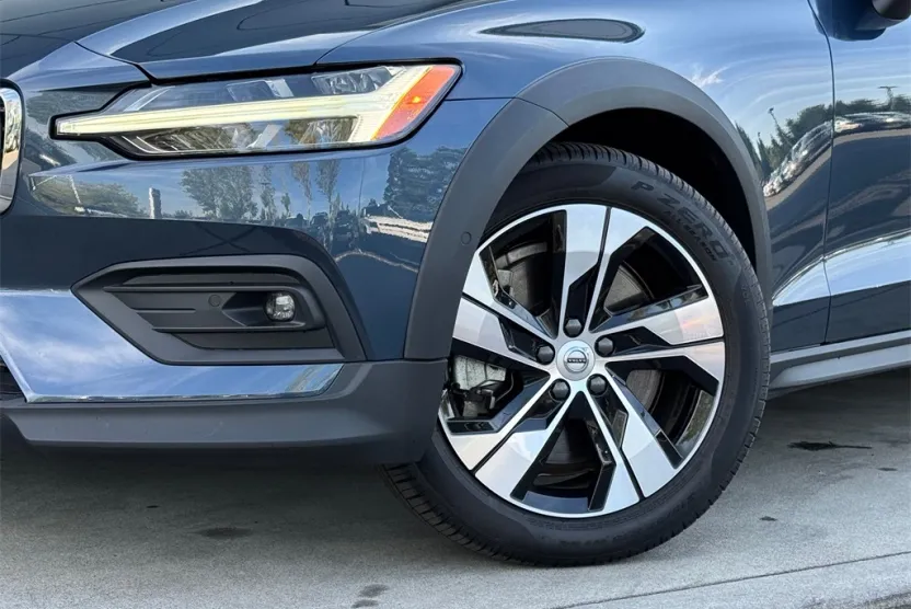 2024 Volvo V60 Cross Country B5 Plus photo 1