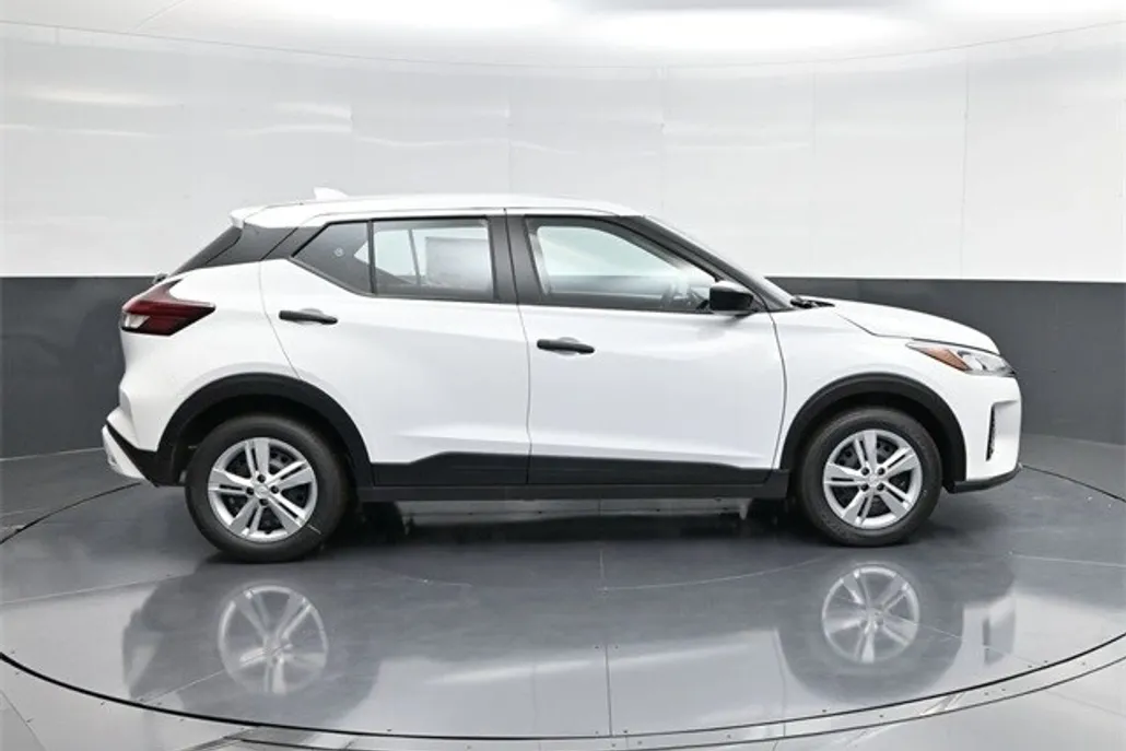 2025 Nissan Kicks Play S photo 1