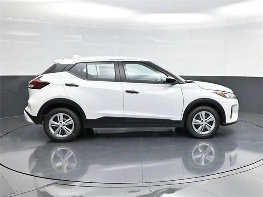2025 Nissan Kicks Play S photo 1