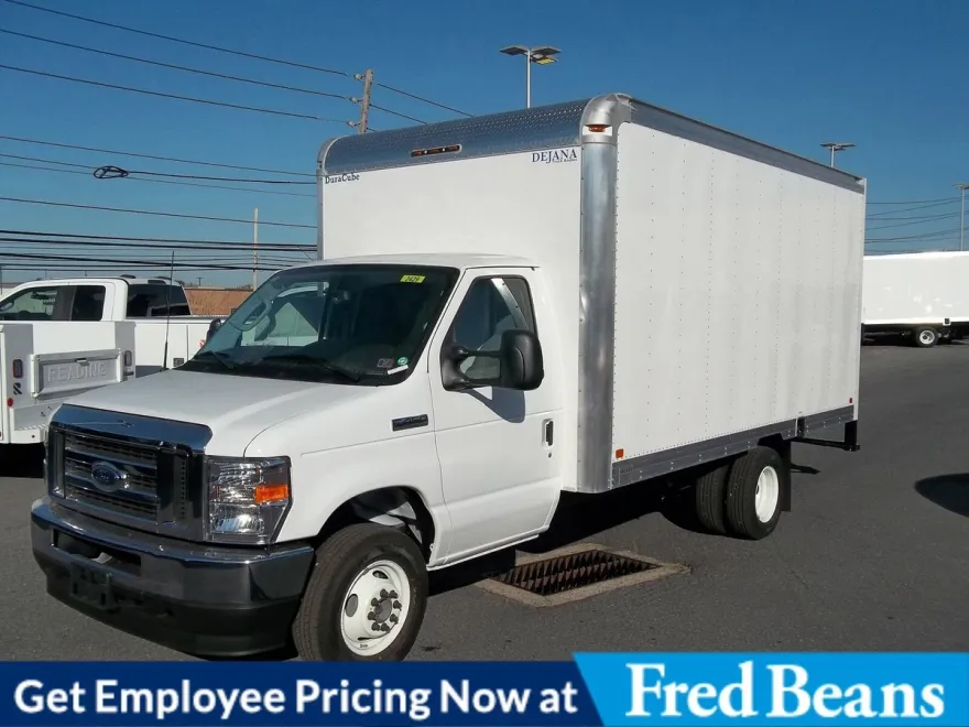 2025 Ford E-450 Cutaway photo 1