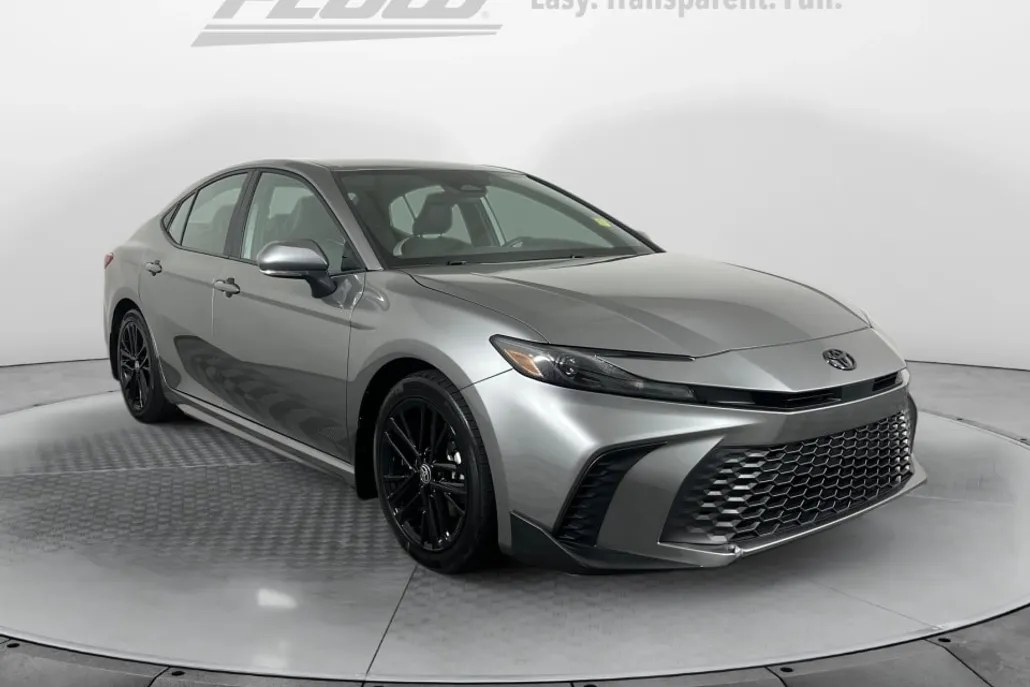 2025 Toyota Camry SE photo 1