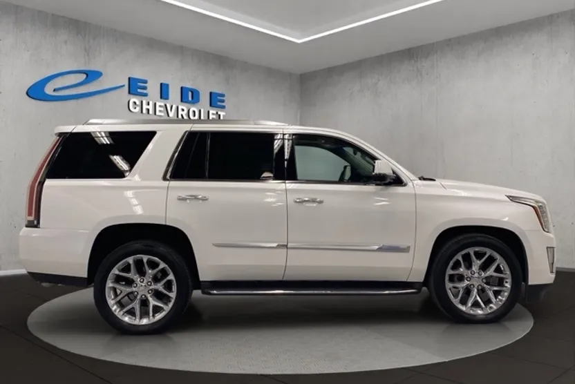 2016 Cadillac Escalade Luxury photo 1