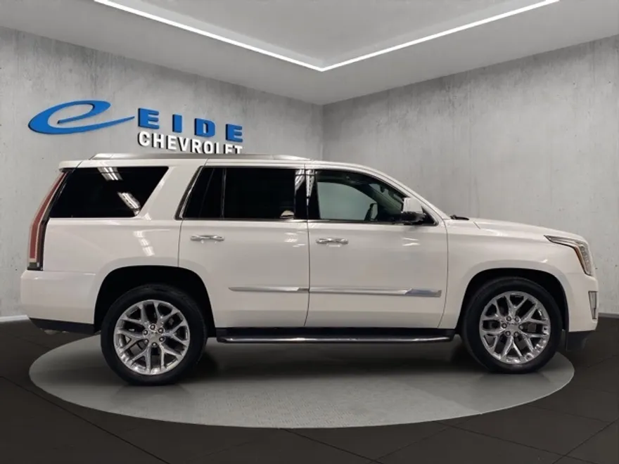 2016 Cadillac Escalade Luxury photo 1