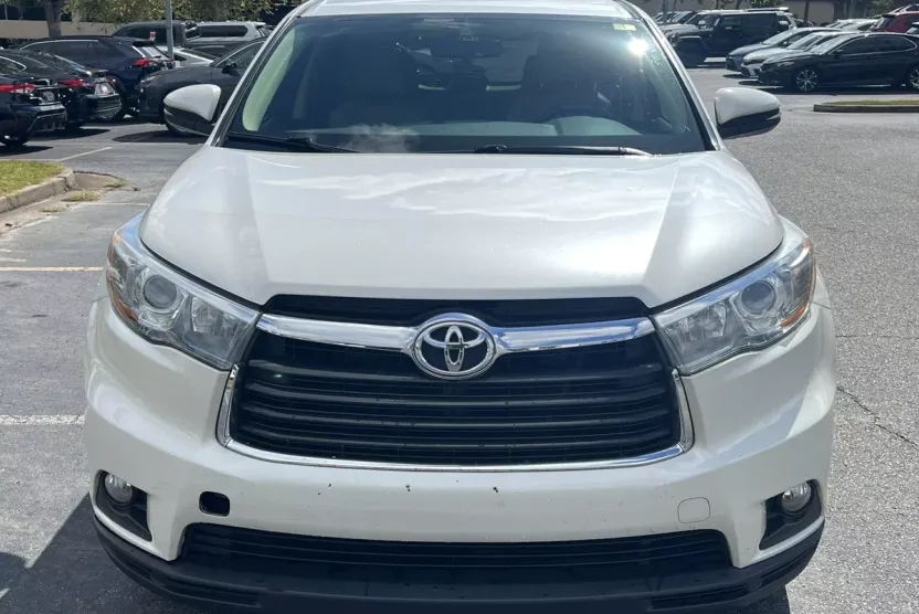 2016 Toyota Highlander LE Plus photo 1