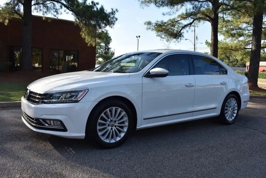 2016 Volkswagen Passat SE photo 1