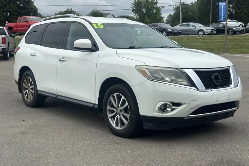 2015 Nissan Pathfinder SV photo 1