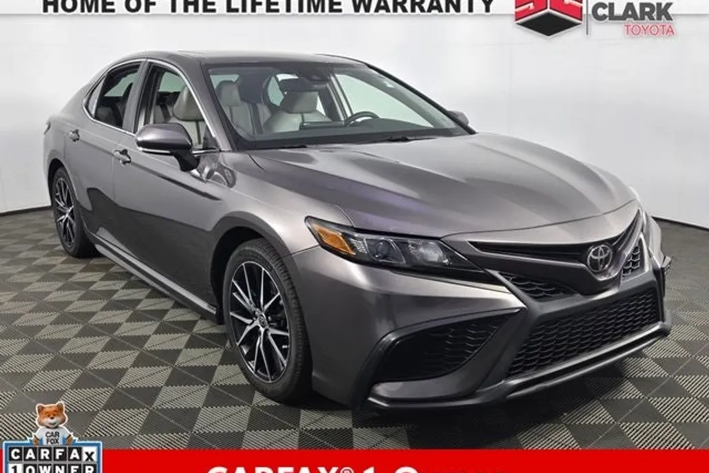 2022 Toyota Camry SE photo 1