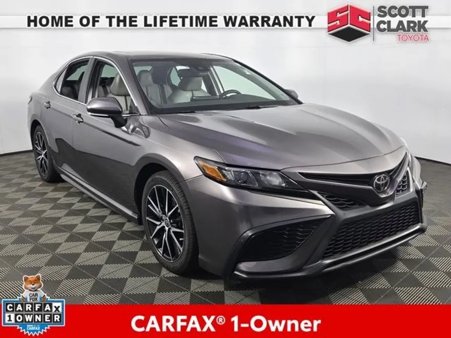 2022 Toyota Camry SE photo 1