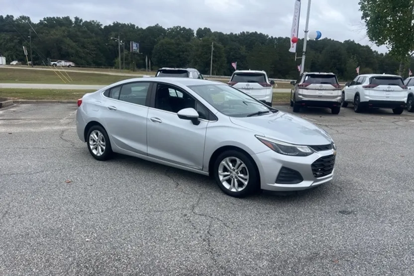 2019 Chevrolet Cruze LT photo 1