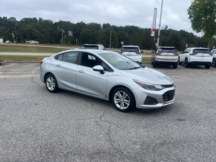 2019 Chevrolet Cruze LT photo 1