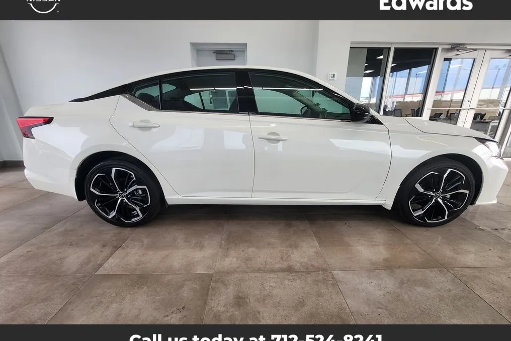 2024 Nissan Altima 2.5 SR photo 1