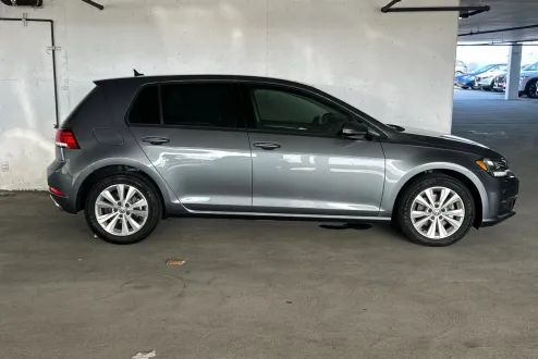 2019 Volkswagen Golf SE photo 2