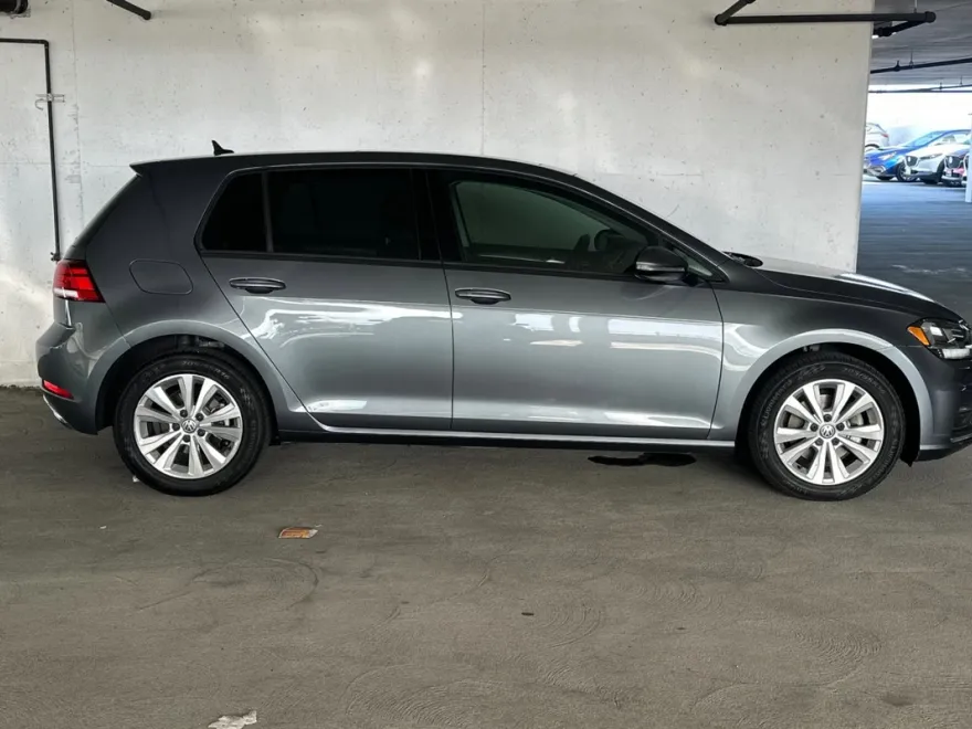2019 Volkswagen Golf SE photo 2