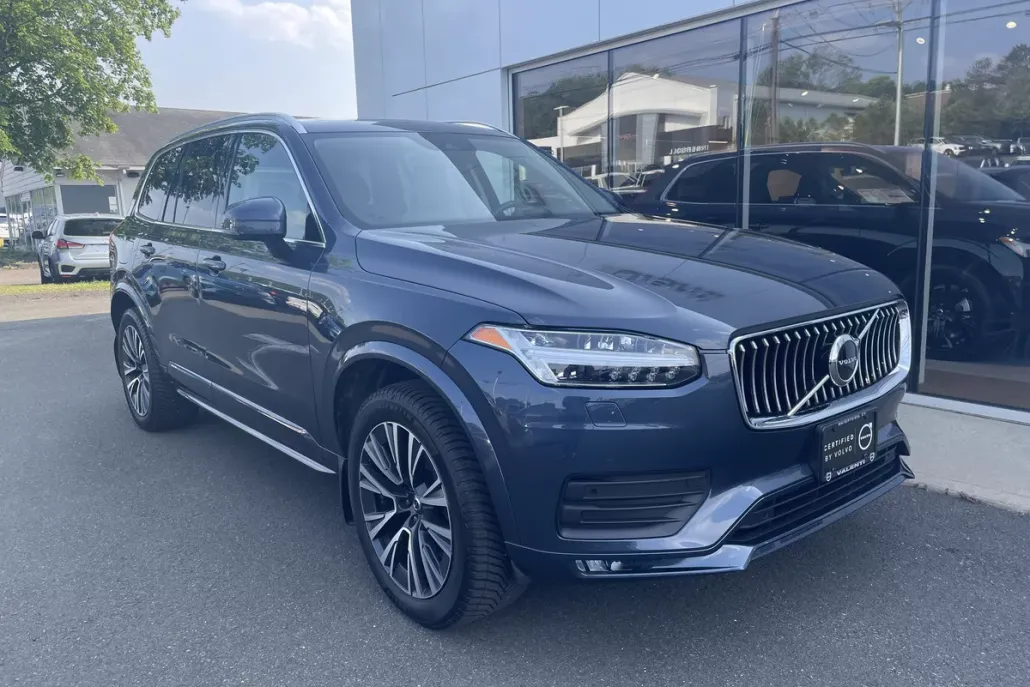 2022 Volvo XC90 T6 AWD Momentum photo 1