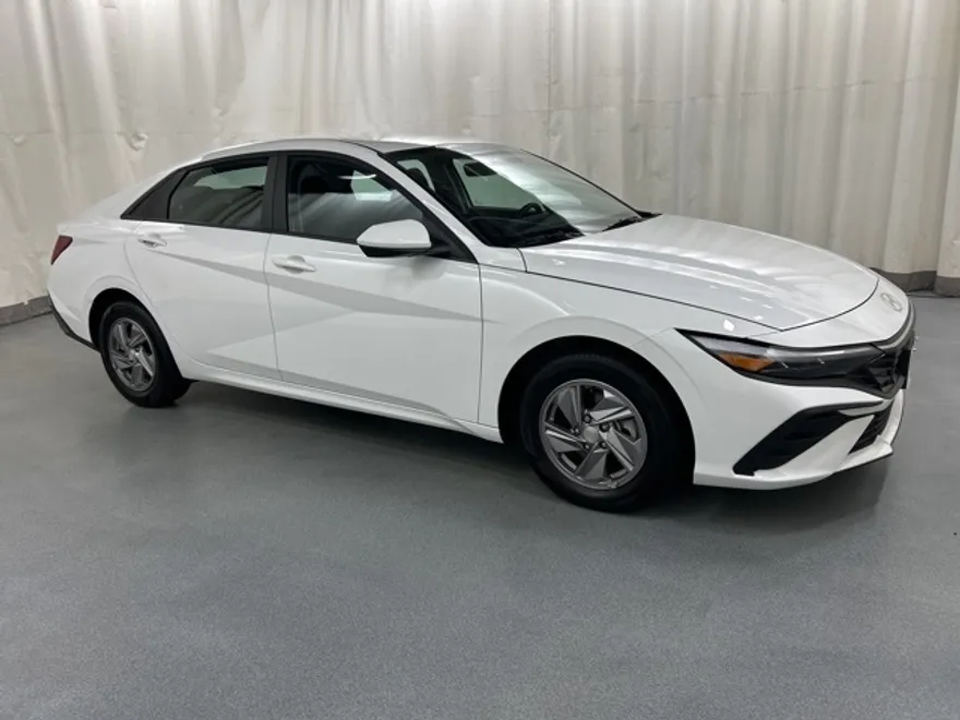 2024 Hyundai Elantra SE photo 1