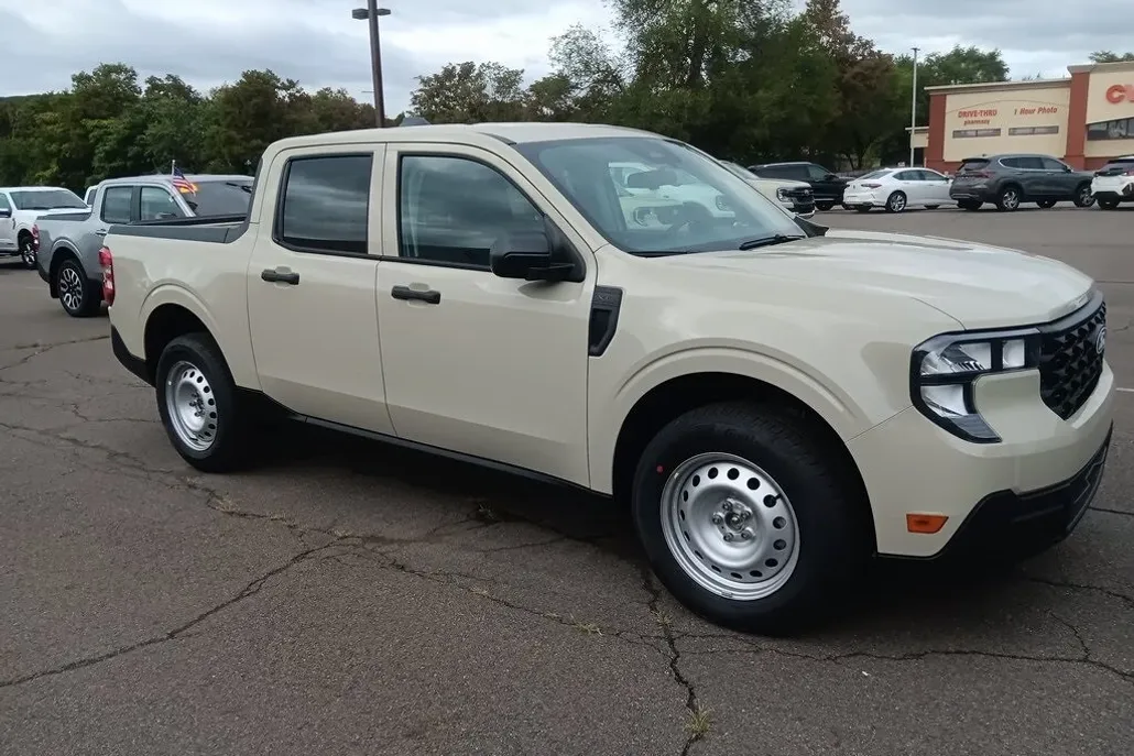 2025 Ford Maverick XL photo 1