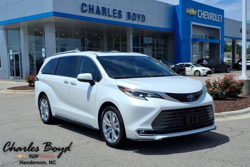 2022 Toyota Sienna Platinum photo 1