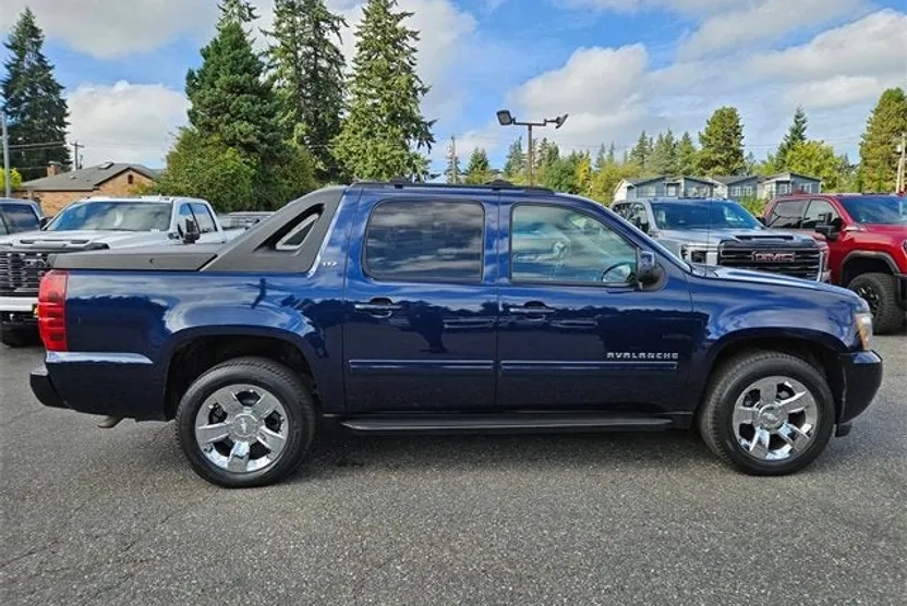 2011 Chevrolet Avalanche LT photo 1