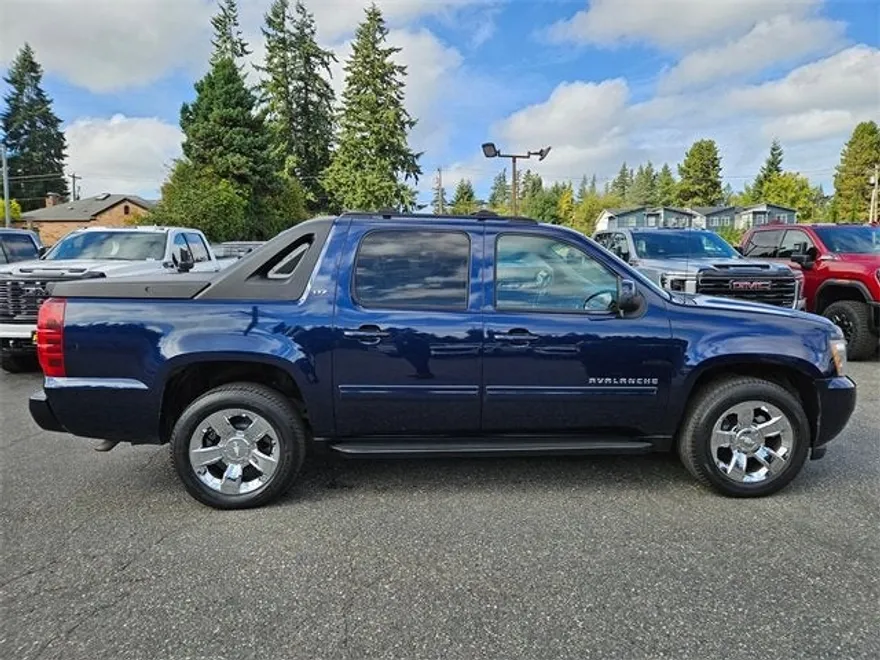 2011 Chevrolet Avalanche LT photo 1