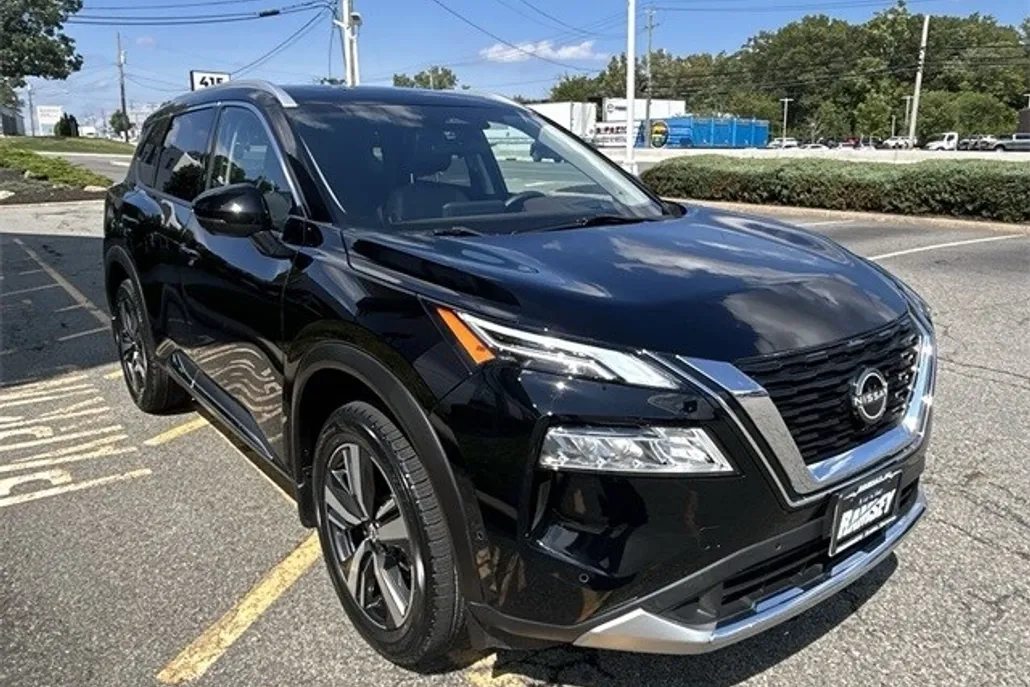 2023 Nissan Rogue Platinum photo 1