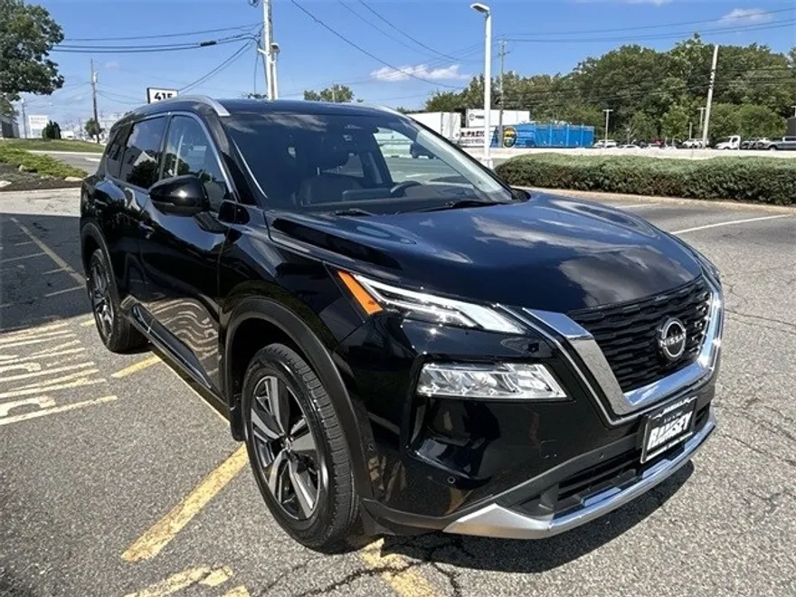 2023 Nissan Rogue Platinum photo 1