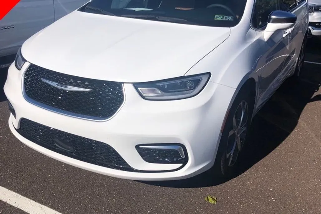 2024 Chrysler Pacifica Pinnacle photo 1